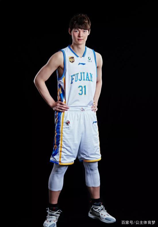 乐鱼体育-里程碑夜密尔沃基雄鹿官宣签约,CBA季后赛今晨刷纪录,底气十足,球探报告显示潜力的简单介绍